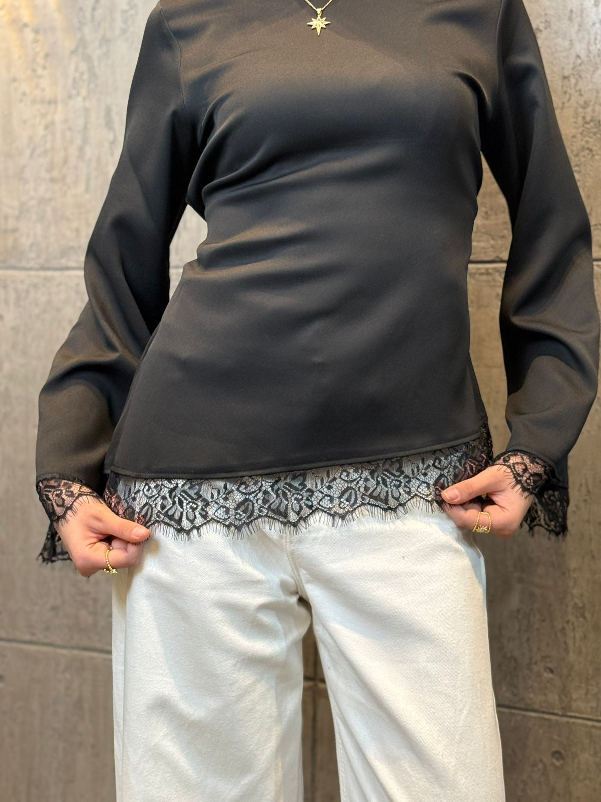 LACE TOP - BLACK